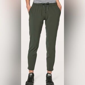 Lululemon On The Fly Pant Woven Evergreen Size 4